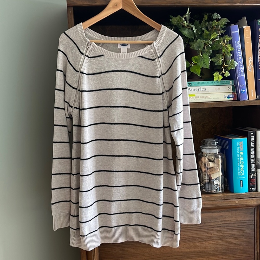 Old Navy Maternity gray stripe Large
